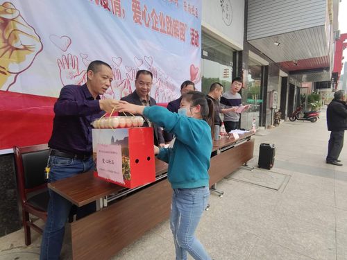 江西省卓匯人力資源服務王總為貧困戶發(fā)放農(nóng)產(chǎn)品